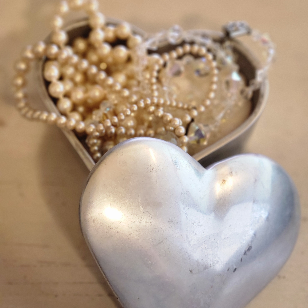 Elegant Silver Heart Jewelry Box with Cream Pearls